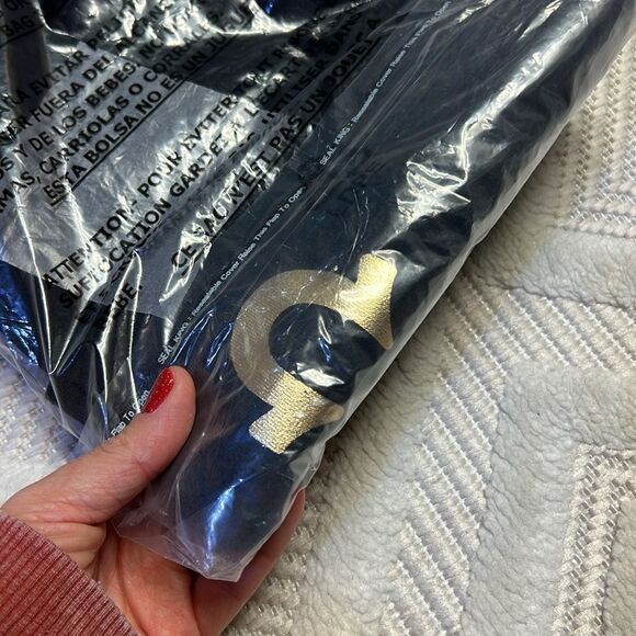 TRUE RELIGION - METALLIC LOGO RAW HEM SWEAT SHORT - Picture 7 of 7